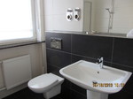 Feriennwohnung Freising Bad mit Fenster - Waschtisch und WC